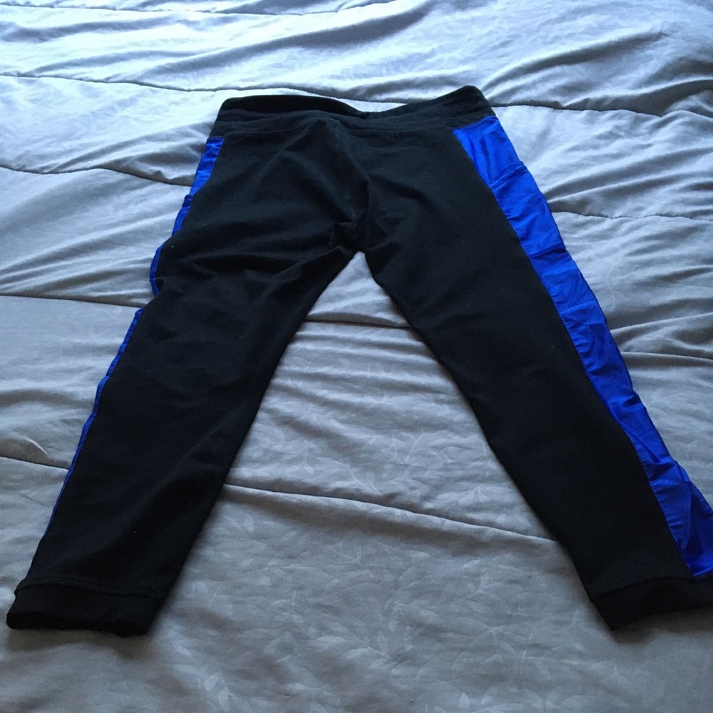 Black and Blue Fabletics leggings with pockets